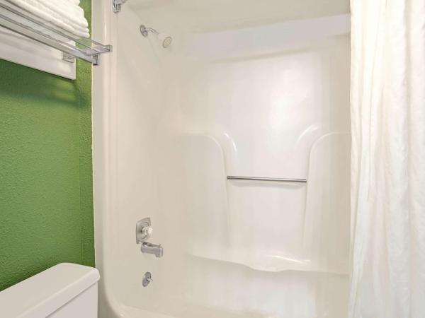 Super 8 by Wyndham Denver Stapleton : photo 4 de la chambre chambre lit king-size - fumeurs 