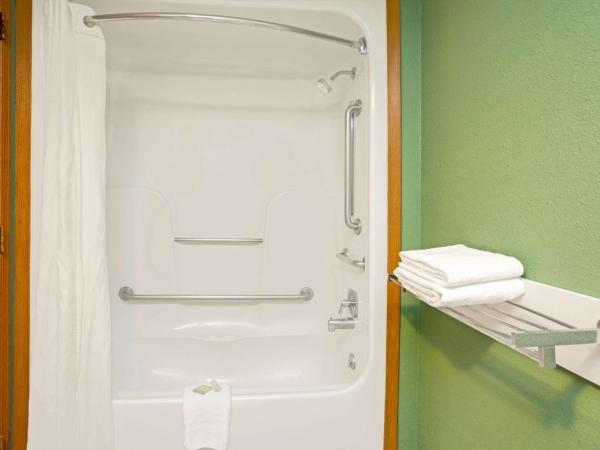 Super 8 by Wyndham Denver Stapleton : photo 4 de la chambre chambre lit king-size accessible aux personnes à mobilité réduite/baignoire avec barres d'appui - non-fumeurs