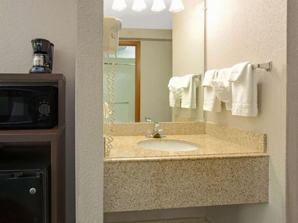 Super 8 by Wyndham Denver Stapleton : photo 2 de la chambre chambre lit king-size - fumeurs 