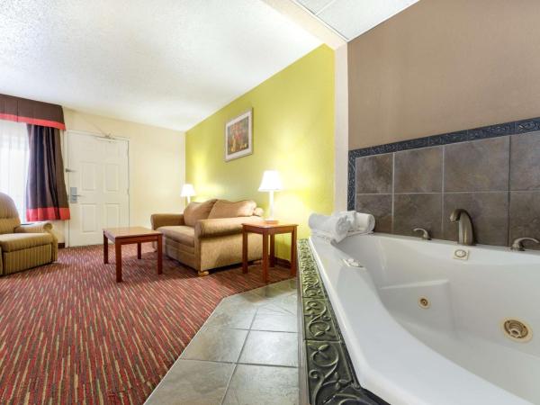 Baymont by Wyndham Louisville East : photo 7 de la chambre suite studio lit king-size deluxe - non-fumeurs