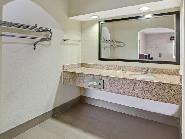 Super 8 by Wyndham Houston Hobby Airport South : photo 5 de la chambre chambre double avec 2 lits doubles - non-fumeurs