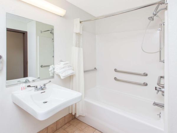 Baymont by Wyndham Smyrna : photo 3 de la chambre 1 murphy bed, suite, non-smoking