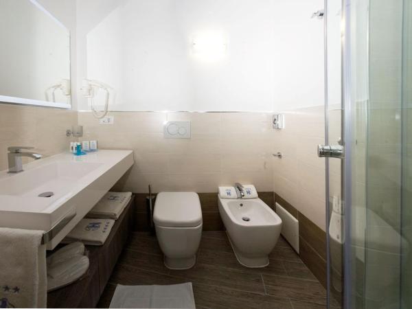 Hotel Corallo : photo 3 de la chambre chambre double ou lits jumeaux avec balcon et vue latérale sur la mer