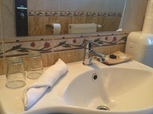 Fürjes Villa Panzió : photo 8 de la chambre suite avec balcon