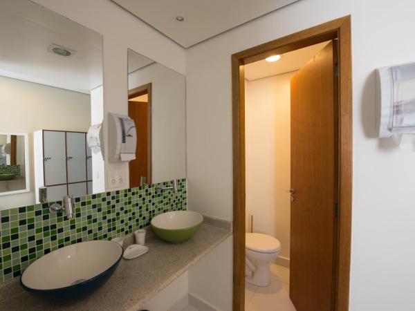 Brazilodge All Suites Hostel : photo 2 de la chambre lit simple dans dortoir pour hommes de 8 lits avec salle de bains privative
