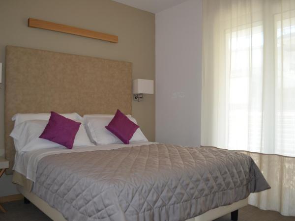 Hotel Le Soleil : photo 1 de la chambre chambre simple de luxe avec vue partielle sur la mer