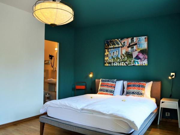 B&B Louis-Favre 21 : photo 1 de la chambre chambre double avec salle de bains privative