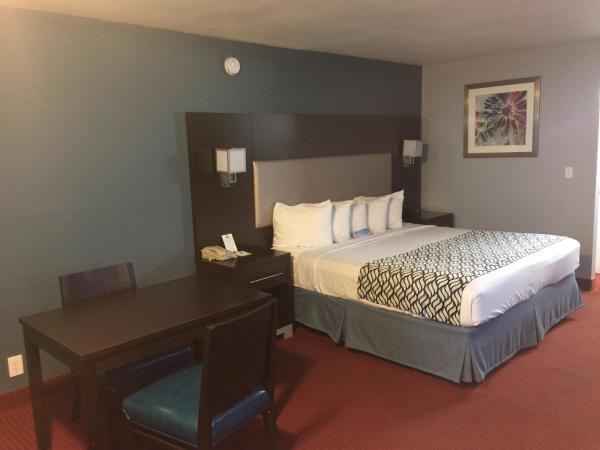 Days Inn by Wyndham Austin/University/Downtown : photo 1 de la chambre chambre lit king-size avec douche accessible en fauteuil roulant - adaptée aux personnes à mobilité réduite/non-fumeurs