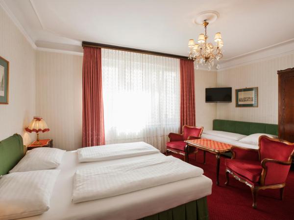 Pension Suzanne : photo 5 de la chambre chambre double confort avec grande salle de bains