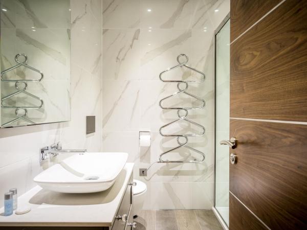 The Residence Hotel at The Nottinghamshire Golf & Country Club : photo 10 de la chambre chambre triple avec salle de bains privative