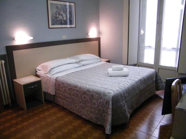 Albergo in Centro : photo 4 de la chambre chambre double ou lits jumeaux avec salle de bains privative