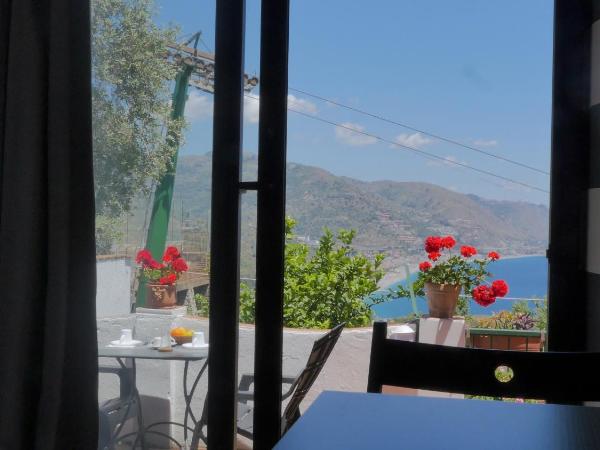 La Via del Mare : photo 7 de la chambre chambre lit king-size - vue sur mer