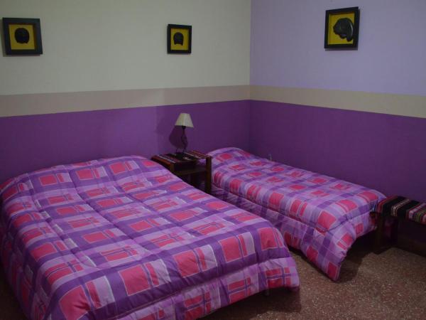 La Covacha Youth Hostel : photo 8 de la chambre chambre double avec salle de bains commune