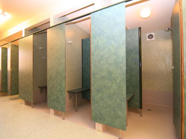 Wanaka Top 10 Holiday Park : photo 5 de la chambre petite chambre double avec salle de bains commune