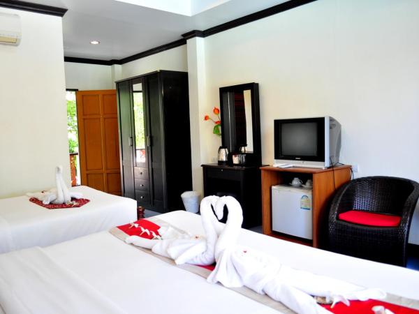 Lanta Seafront Resort : photo 5 de la chambre chambre triple deluxe