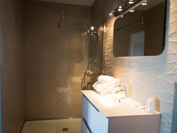 Hôtel Le Mistral : photo 2 de la chambre chambre triple