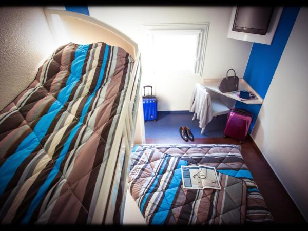 FYL GOOD ex hotelF1 Cherbourg : photo 5 de la chambre chambre triple avec salle de bains commune