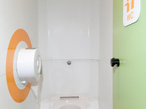 FYL GOOD ex hotelF1 Cherbourg : photo 9 de la chambre chambre triple avec salle de bains commune