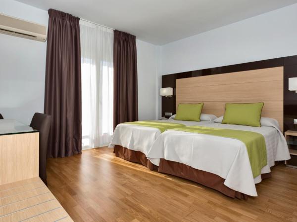 Hotel Baviera : photo 5 de la chambre chambre double avec lit d'appoint (3 adultes)