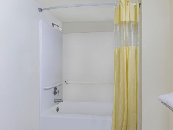 Days Inn Windcrest by Wyndham San Antonio : photo 2 de la chambre chambre lit king-size avec douche accessible en fauteuil roulant - non-fumeurs