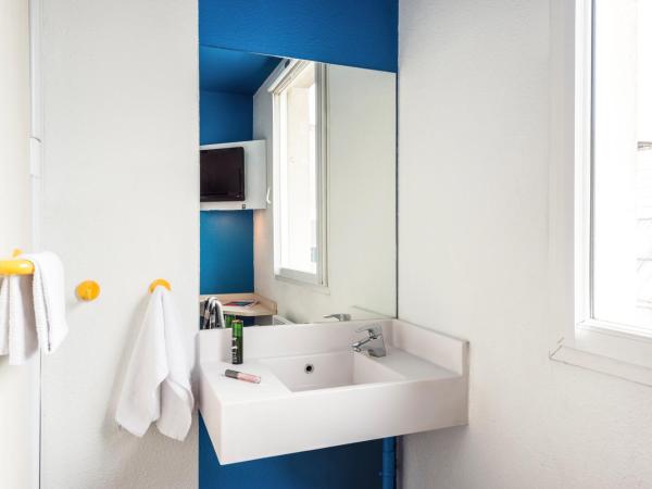 FYL GOOD ex hotelF1 Cherbourg : photo 2 de la chambre chambre triple avec salle de bains commune