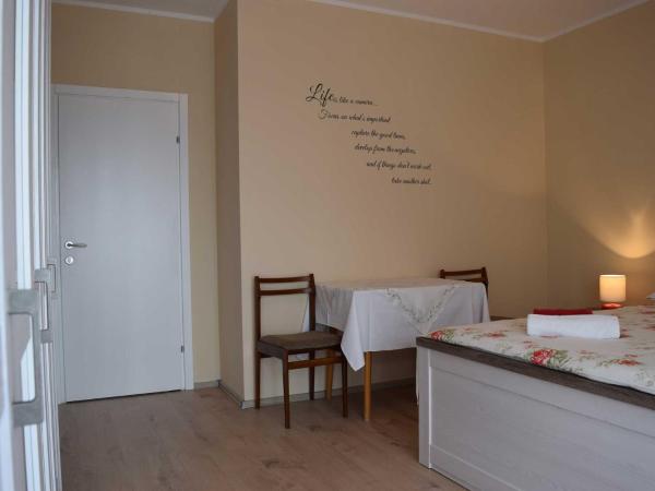 Guesthouse Marko : photo 4 de la chambre chambre lit king-size avec balcon