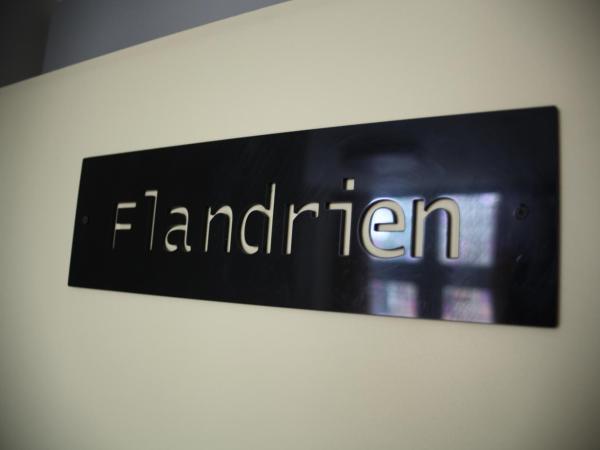 Hotel Salvators : photo 3 de la chambre hébergement lit queen-size confort avec cuisine - vue sur cathédrale