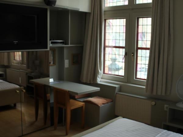 Hotel Salvators : photo 10 de la chambre chambre lit queen-size confort - vue sur cathédrale