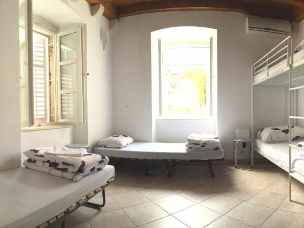 Hostel Angelina Old Town : photo 3 de la chambre chambre lits jumeaux avec salle de bains commune