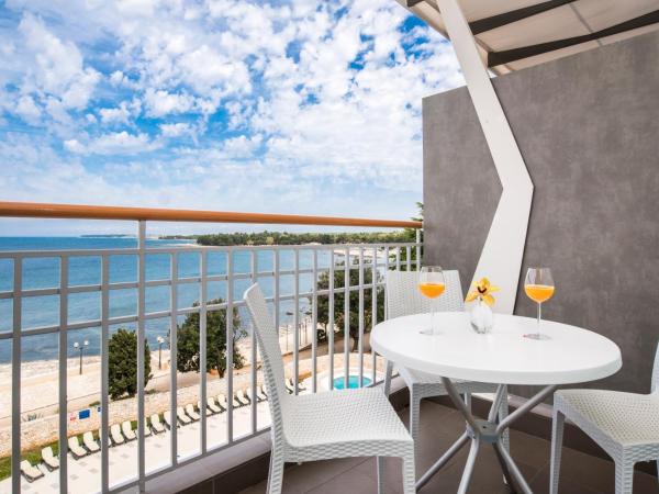 Hotel Umag Plava Laguna : photo 1 de la chambre chambre premium avec balcon - côté mer