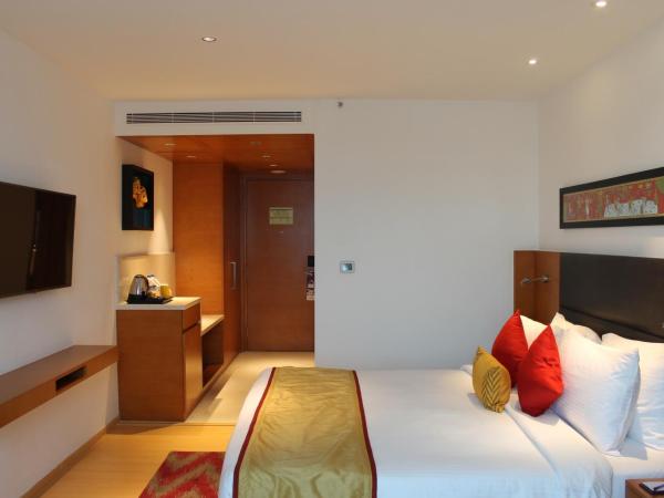 Mercure Hyderabad KCP Banjara Hills, An Accor Hotel : photo 3 de la chambre queen room with lake view 20% discount on food & soft beverages (except in room dining),20% discount on spa