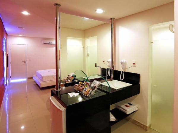 DOM Suites motel (Adult Only) : photo 4 de la chambre suite lit queen-size deluxe