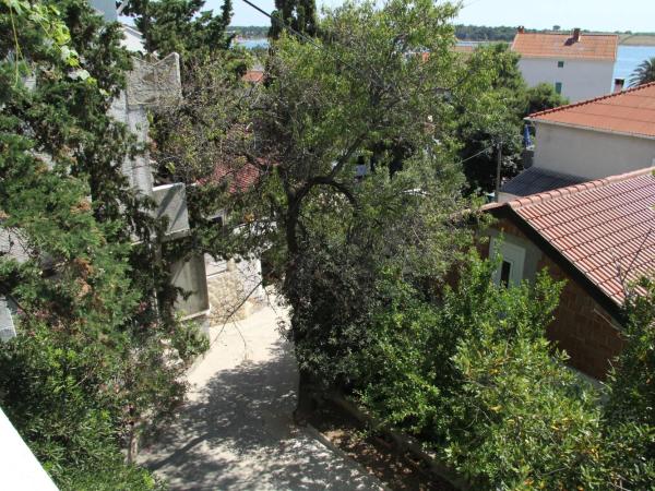 Bed & Breakfast Novalja Inn : photo 2 de la chambre chambre quadruple avec balcon 