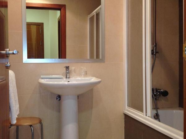 Hostal Aeropuerto : photo 5 de la chambre chambre quadruple avec salle de bains