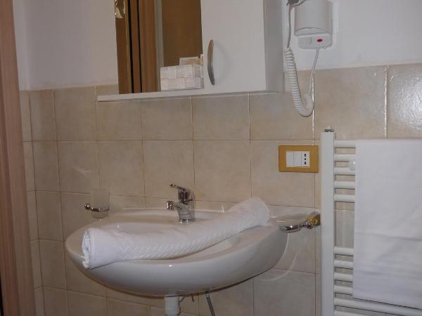 Hotel Cantore : photo 6 de la chambre chambre simple avec petit lit double