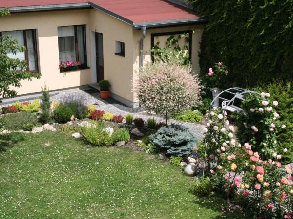Hotel Na Vodách : photo 9 de la chambre studio entrée par le jardin - vue sur jardin