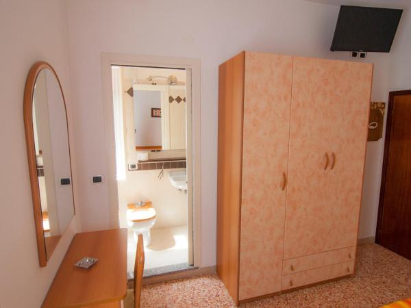 Hotel Greta B&B : photo 7 de la chambre chambre double deluxe avec lit d'appoint