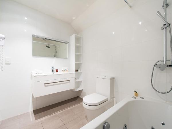 Belmont Motor Inn : photo 9 de la chambre suite 1 chambre lit king-size avec baignoire spa