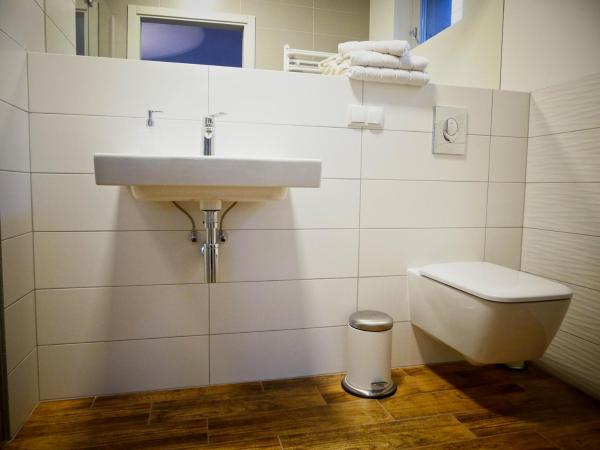 Villa Balladyna : photo 2 de la chambre chambre triple avec salle de bains