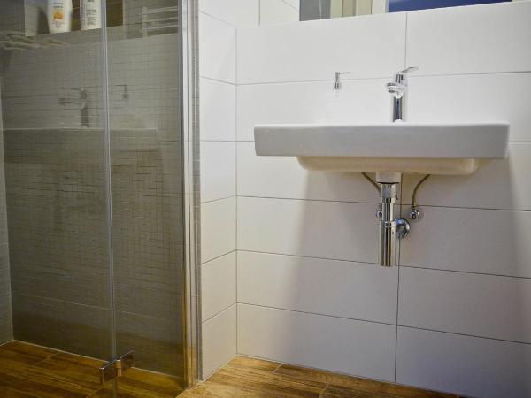 Villa Balladyna : photo 3 de la chambre chambre triple avec salle de bains