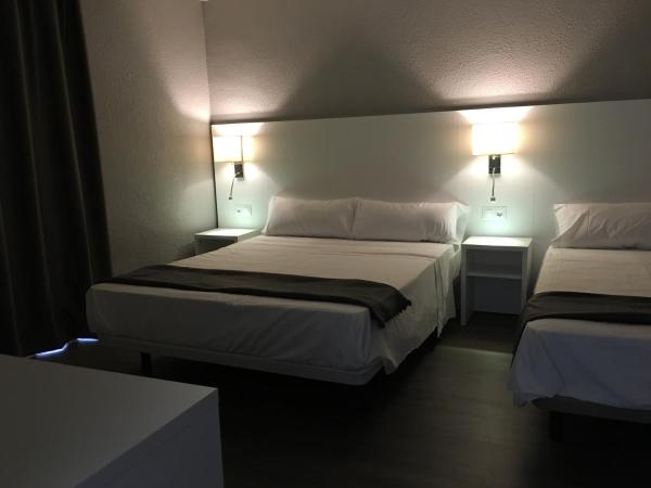 Hostal Boutique BBB Auto check in : photo 7 de la chambre chambre double avec balcon (3 adultes)