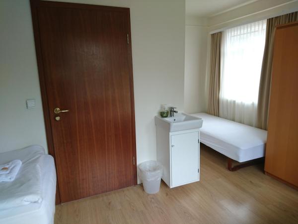 Alba Guesthouse : photo 1 de la chambre chambre quadruple avec salle de bains commune