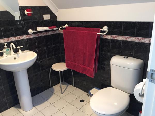 Aarn House B&B Airport Accommodation : photo 4 de la chambre chambre lit king-size avec salle de bains privative