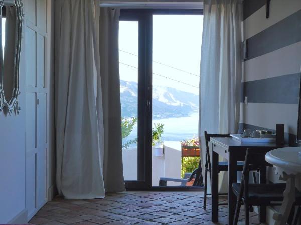 Casa Via del Mare : photo 2 de la chambre chambre lit king-size - vue sur mer