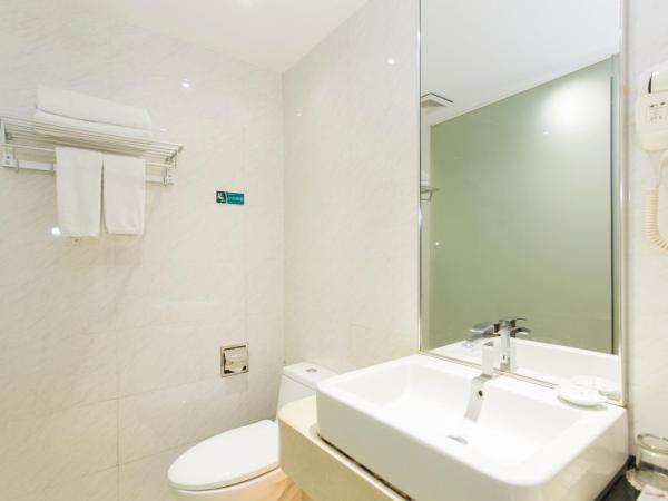 Kaiserdom Hotel - Visit Canton Tower & Beijing Road , Shuttle Bus to CantonFair Complex & Breakfast during Canton Fair period : photo 5 de la chambre chambre affaires lits jumeaux