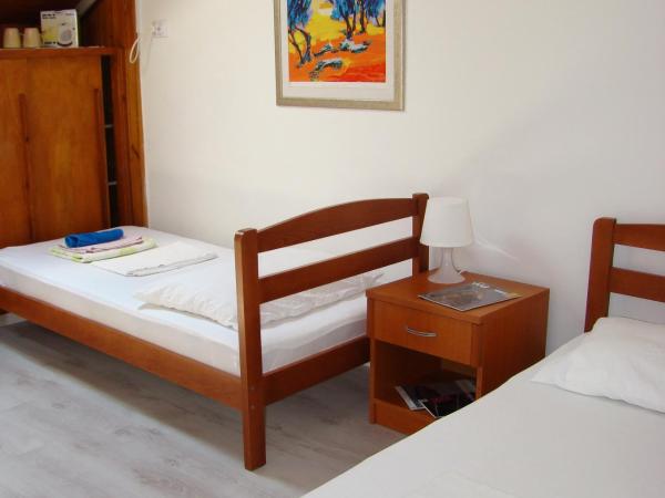 Hostel Saint Ursula Rooms : photo 4 de la chambre chambre lits jumeaux avec salle de bains commune