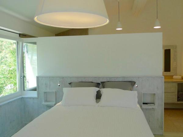 Mas des Cabidoules : photo 7 de la chambre chambre double – vue sur lac