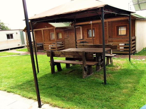 Camping domki letniskowe : photo 8 de la chambre cottage - vue sur jardin