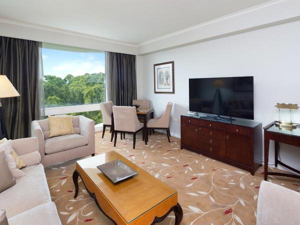 Royal On The Park : photo 4 de la chambre deluxe spa suite- bottle of sparkling wine and complimentary self parking