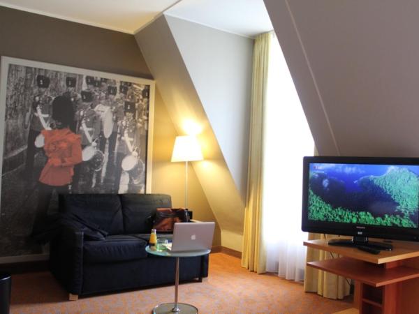 Mercure Hotel & Residenz Berlin Checkpoint Charlie : photo 4 de la chambre suite supérieure avec 1 lit double et 1 canapé-lit